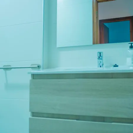 Con Balcones,garaje, Aire Solo Familias Y Parejas Apartment *